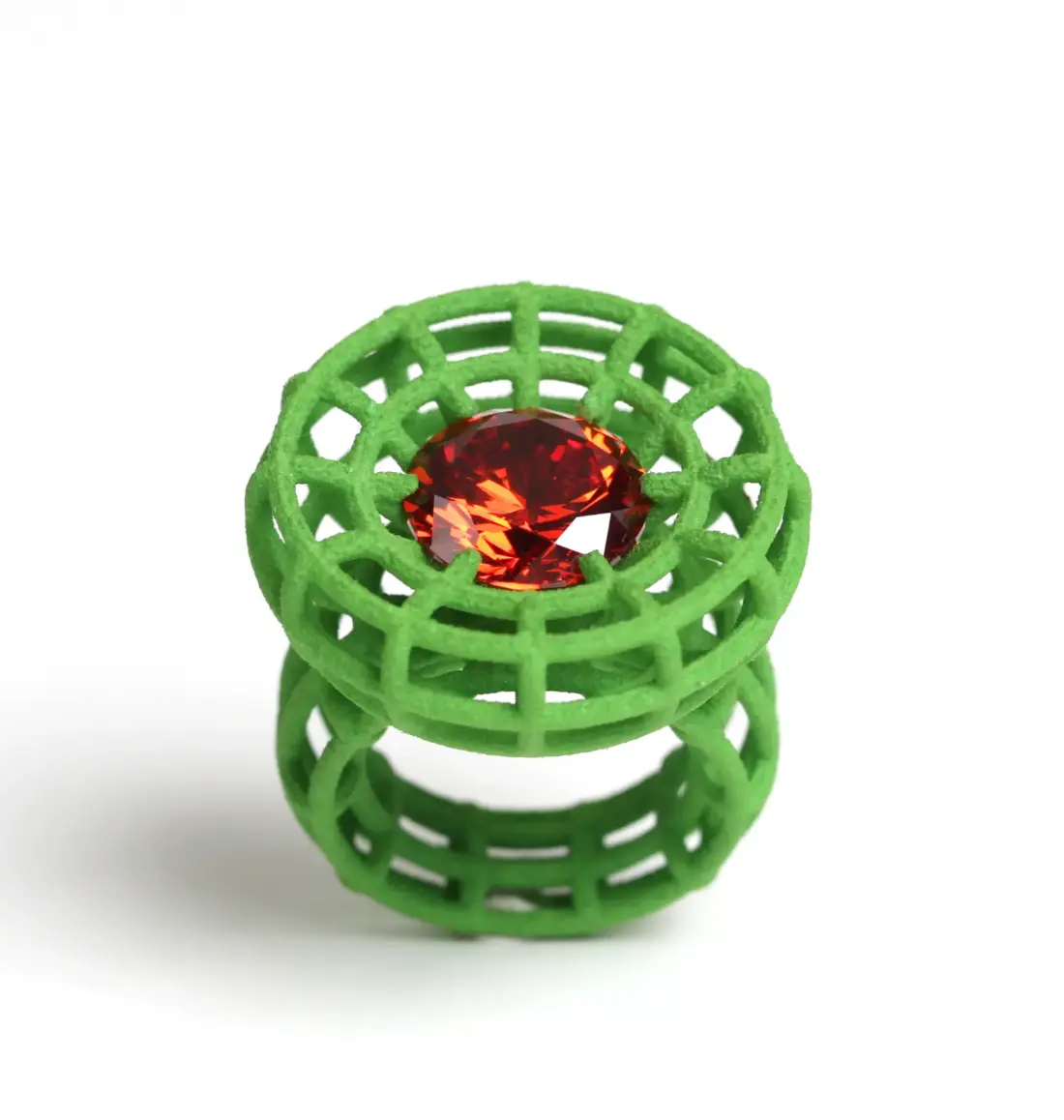 großer Cocktail Ring aus grünem Nylon mit orangenem Zirkonia im Zentrum. Der Ring ist als luftige Struktur aufgebaut.