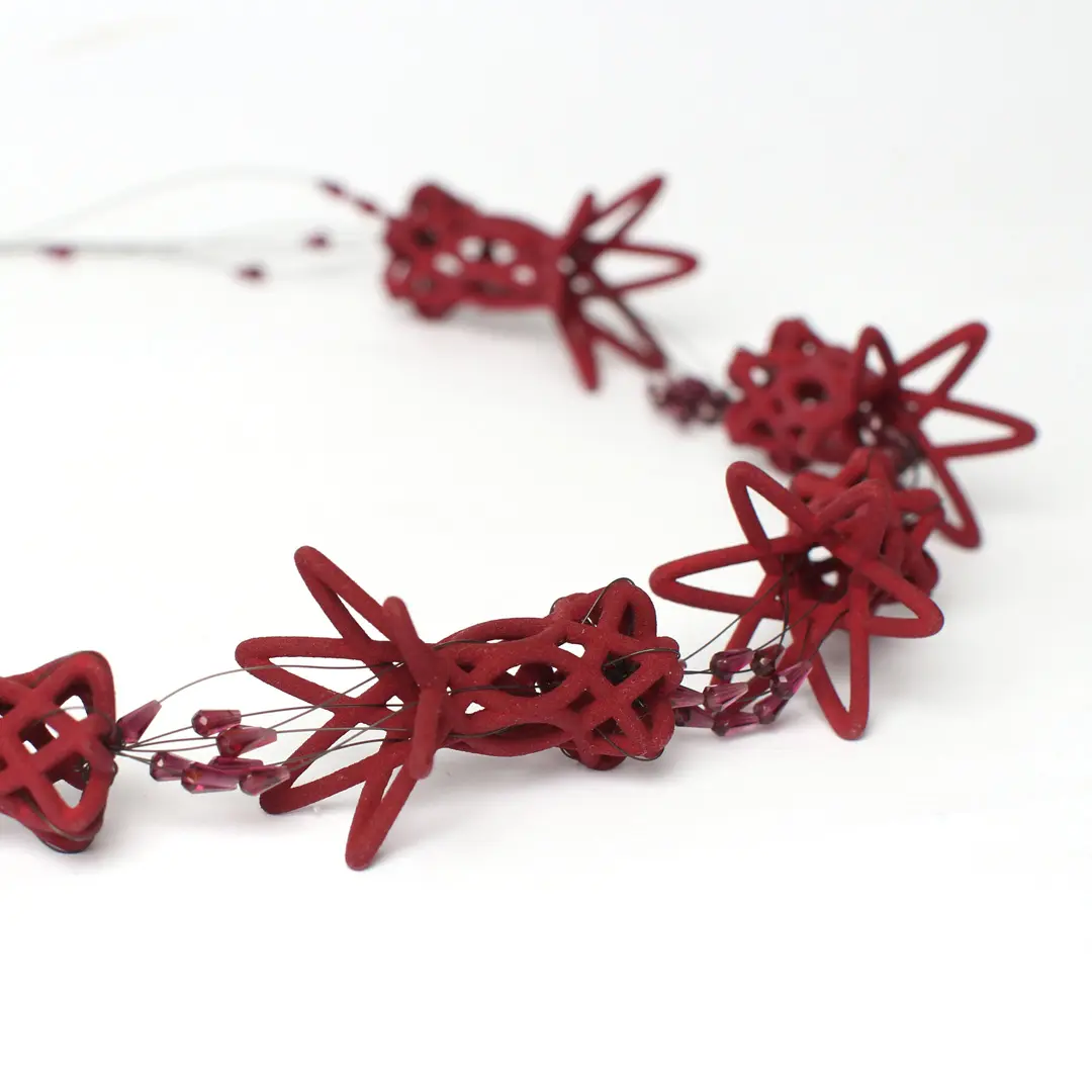 Blütenkette aus dunkelroten 3D gedruckten Blüten mit Granatperlen
